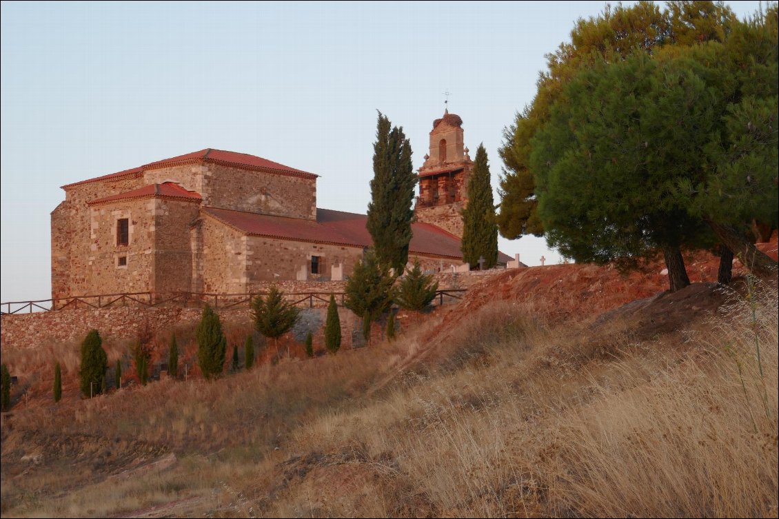 Lever du soleil sur la petite église Santa Maria del castillo (Montamarta)
