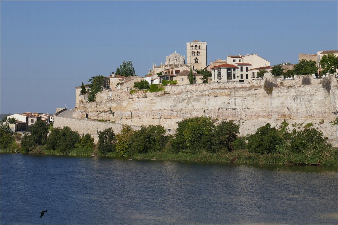 Vue de zamora, de l'autre côté du Duero