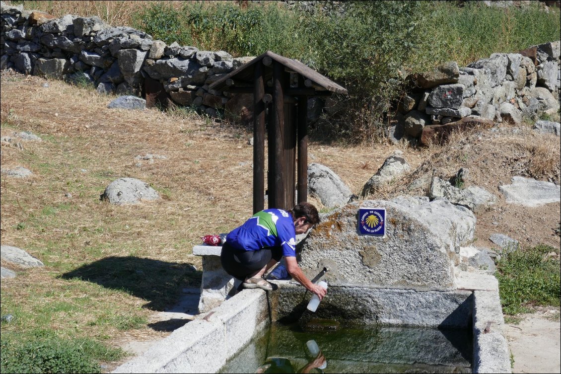 Pause casse-croûte avec banc et fontaine (quel luxe !)