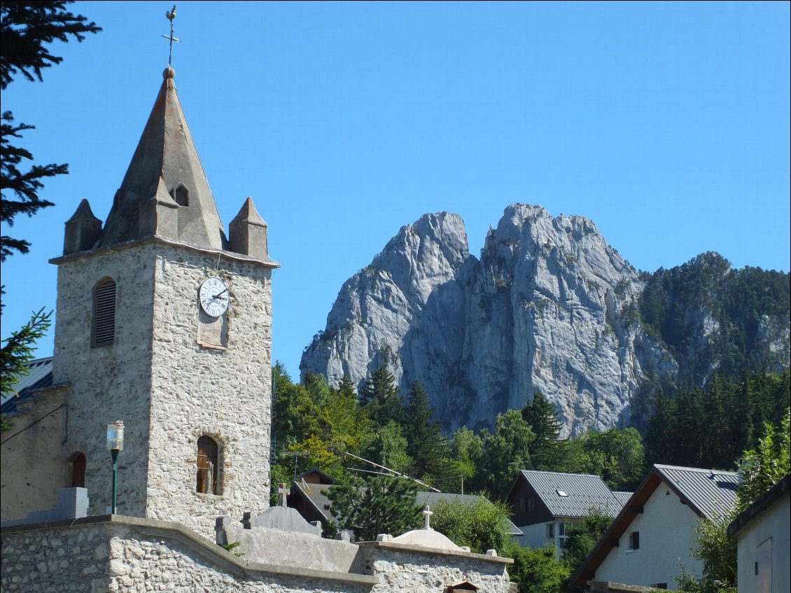 les trois pucelles en toile de fond