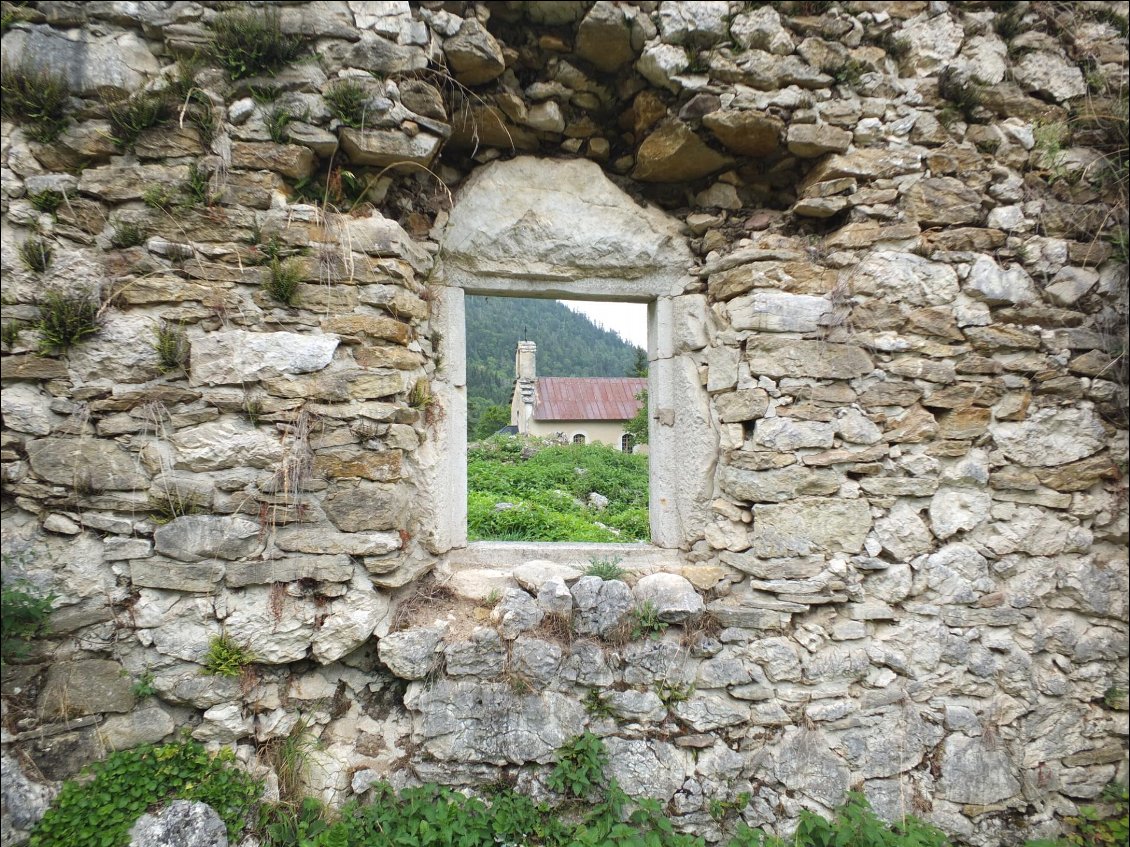 église de Valchevrière, seul bâtiment épargné du village