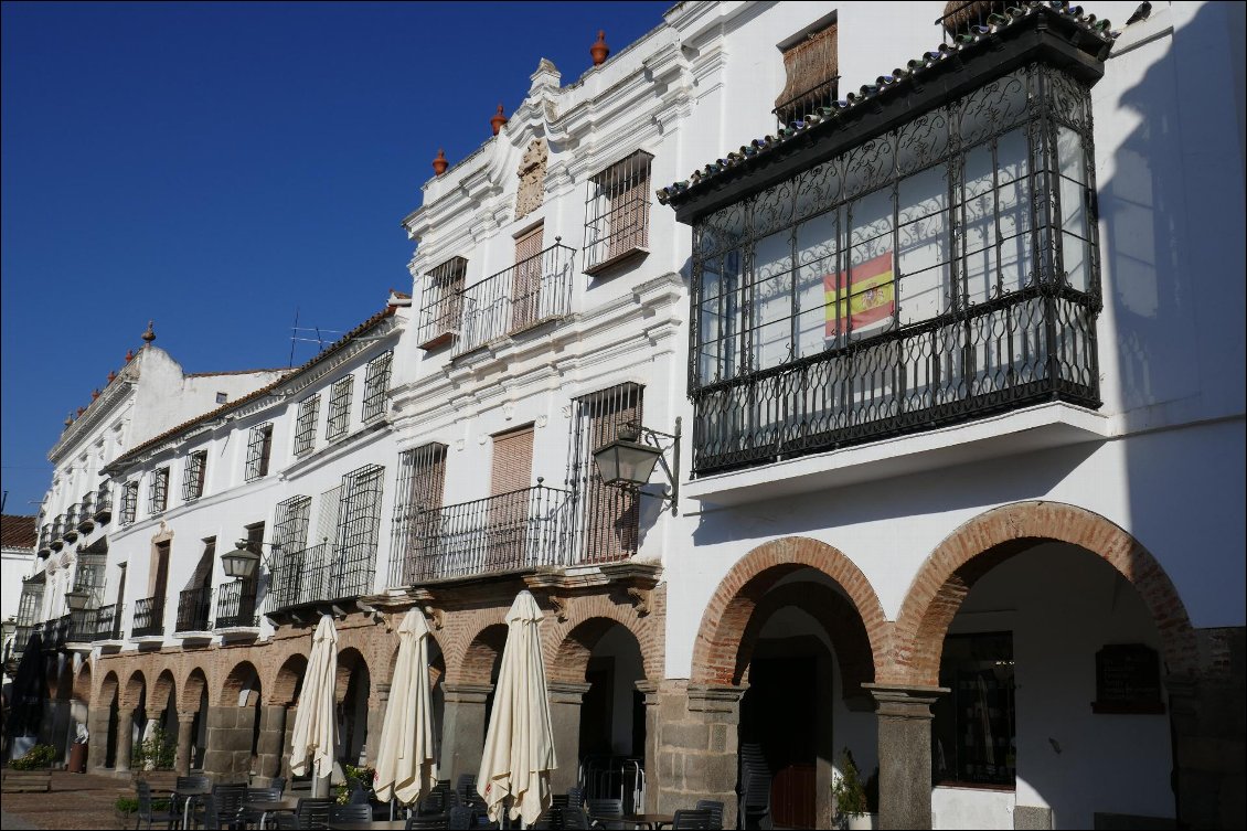 Le long de la place centrale de Zafra