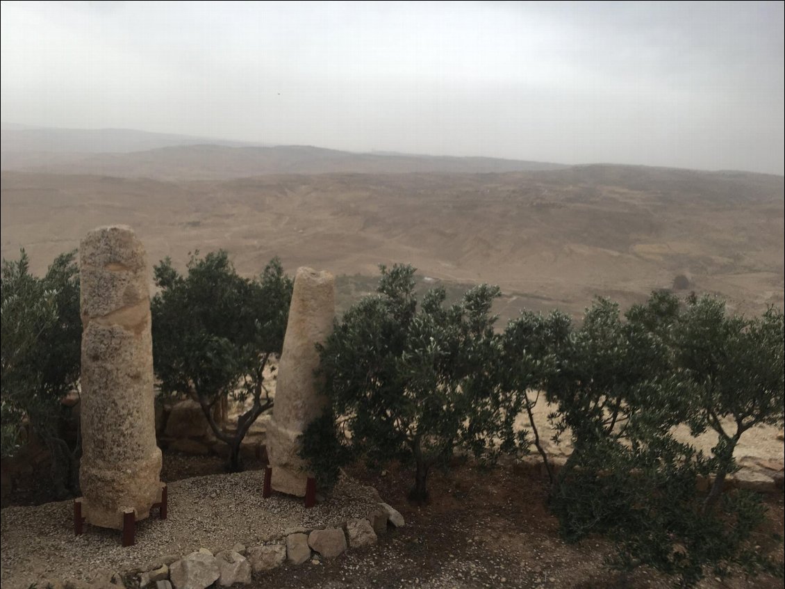 Mont Nebo (altitude 680m.). Tout au fond, la mer morte (alt : -430)...