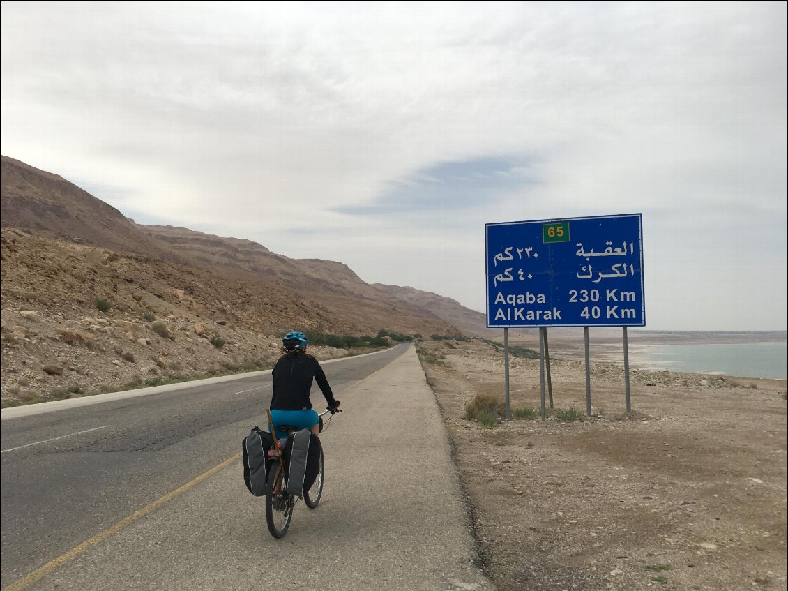 Pour l'instant c'est encore plat. Mais pour monter jusqu'à Al Karak, il va falloir remonter 1360 m. de dénivelées....