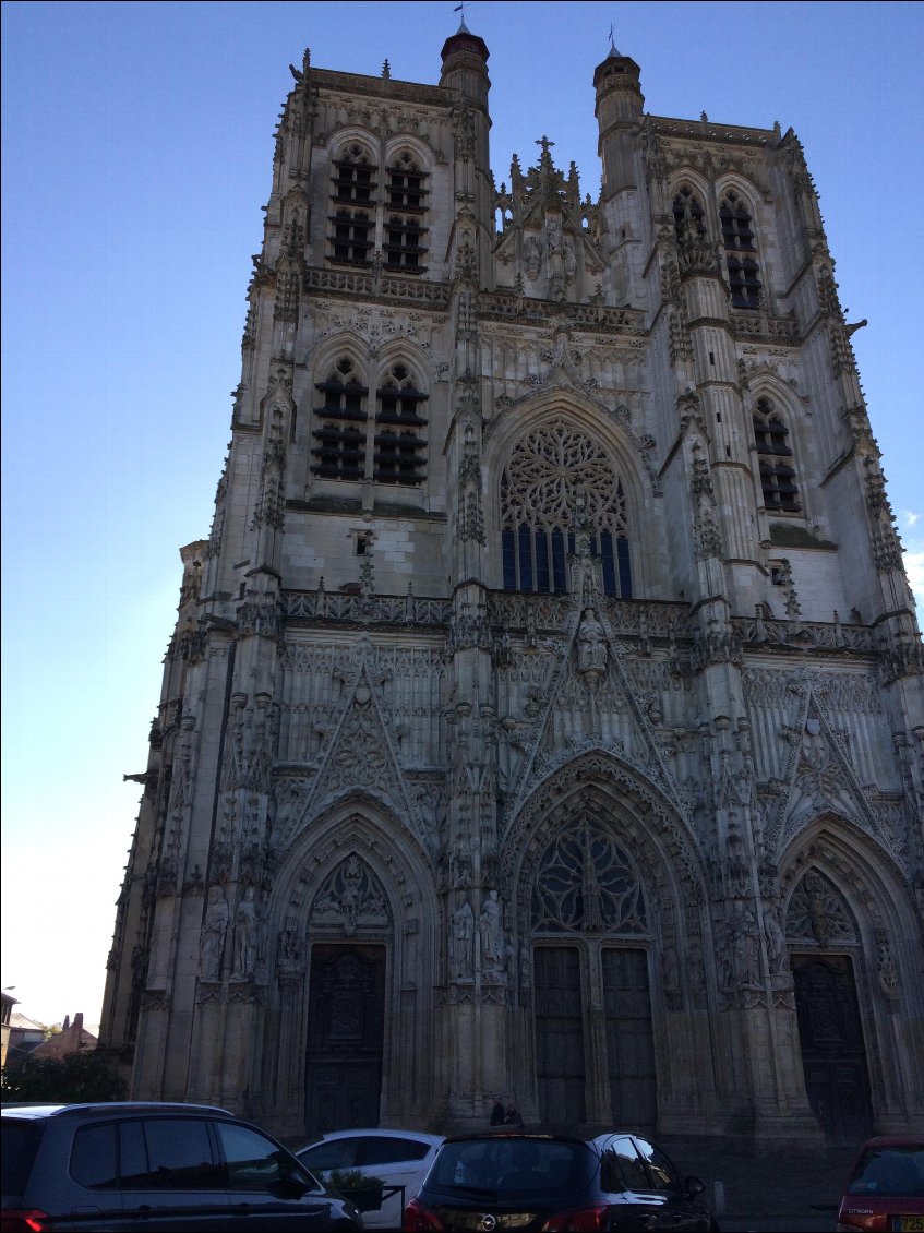 Cathédrale d'Abbeville: une route et un parking devant le parvis...