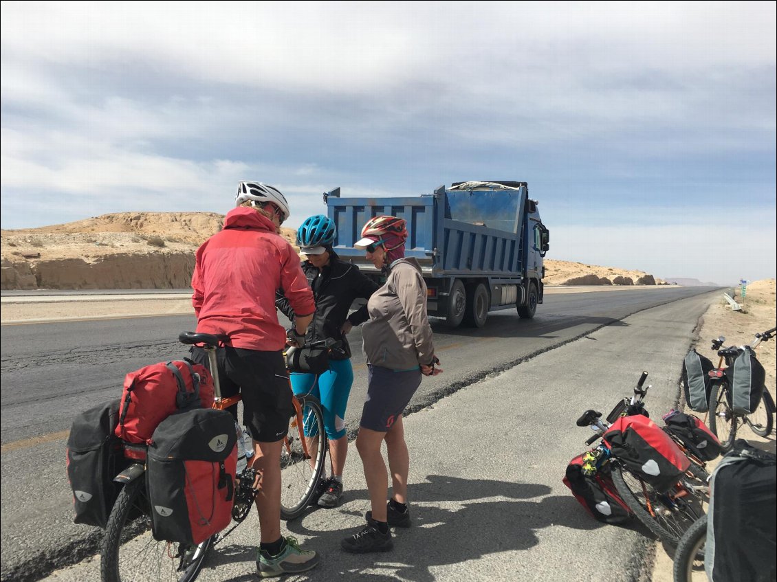 Le long de la Desert Highway. Pas le top, pour pédaler....