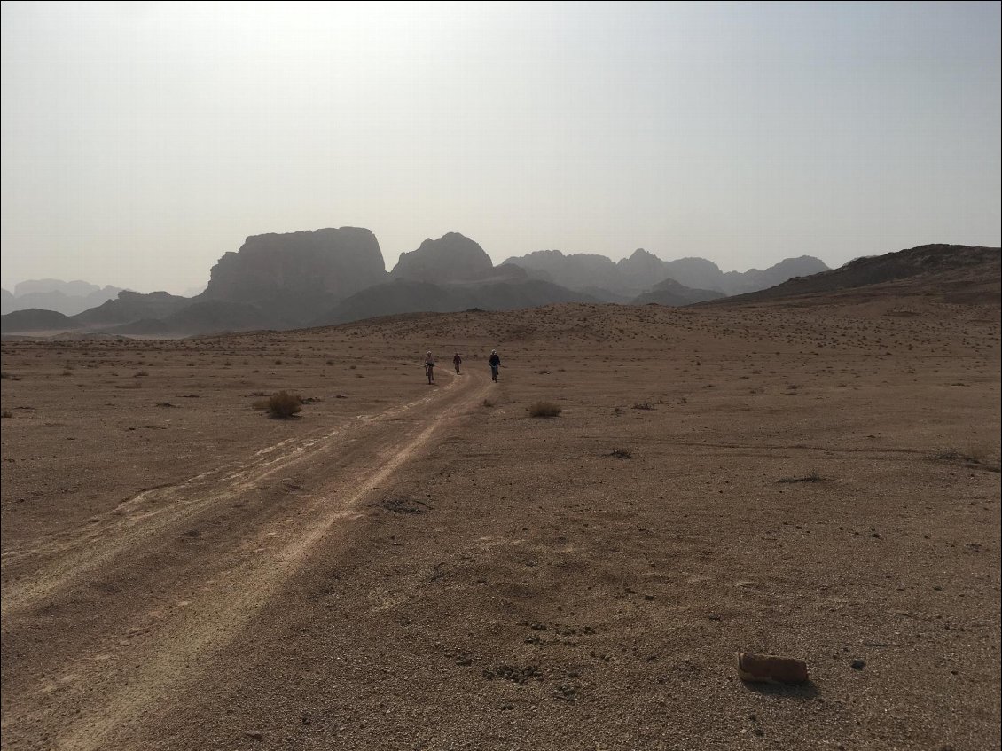Traversée du Wadi Rum. Il commence à faire chaud...