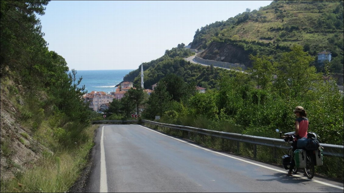 Premiers coups de pédale sur la côte de la Mer Noire, un village à 0 m.s.n.m avant une belle montée casse-guibolles