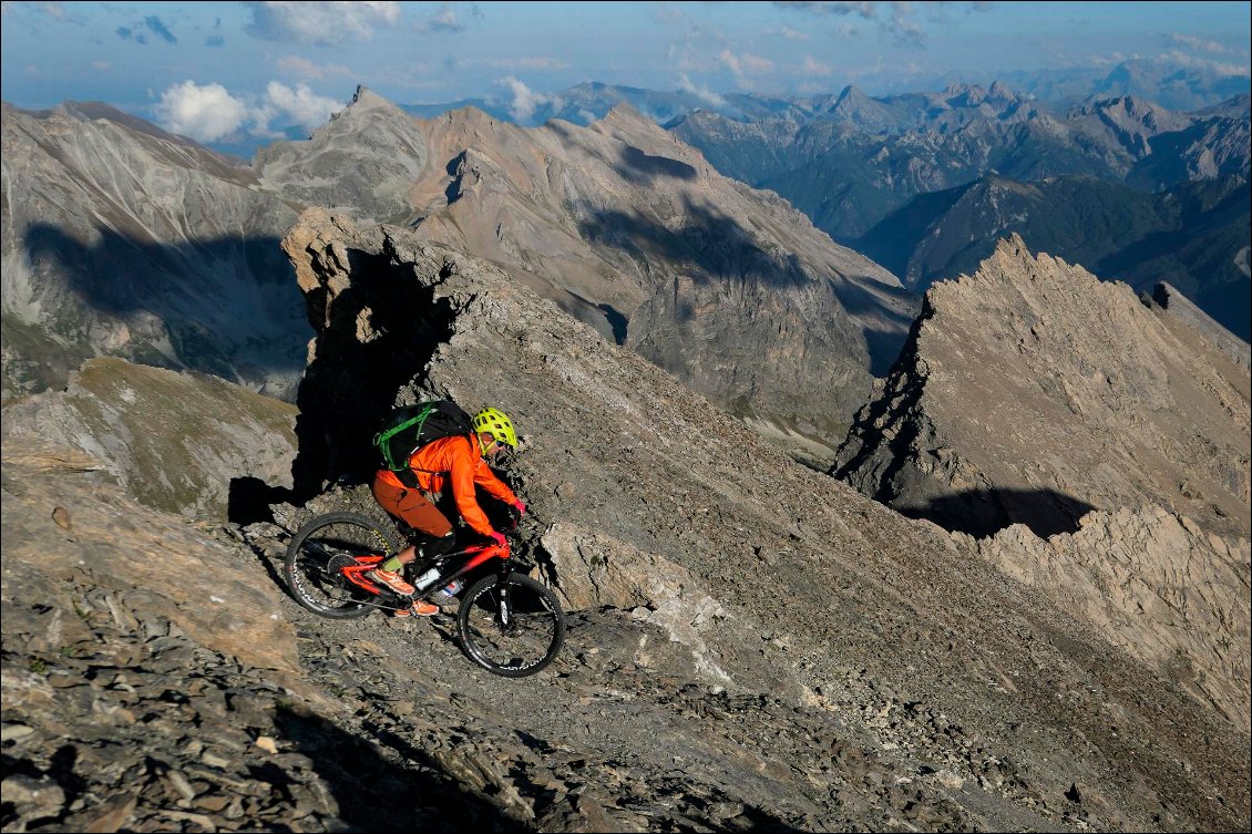 VTT BUL dans les Alpes
Sur les crêtes à 3000m entre France et Italie
Photo : Carnets d'Aventures