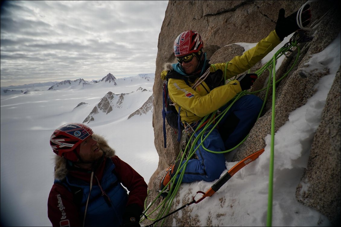 Spectre Expedition, snowkite et escalade en Antarctique.
Au relais pendant l'escalade du Spectre.
Photo : Jean Burgun