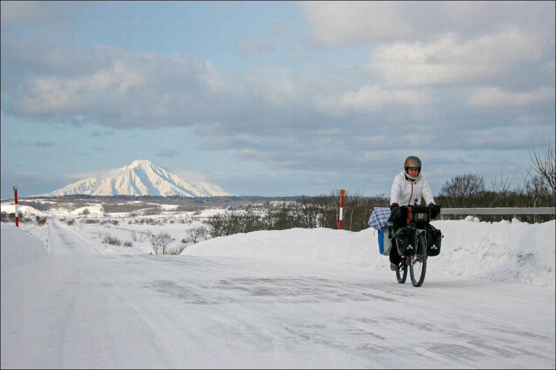 Florence et Sylvie pendant leur tour d'Hokkaïdo à vélo en hiver
