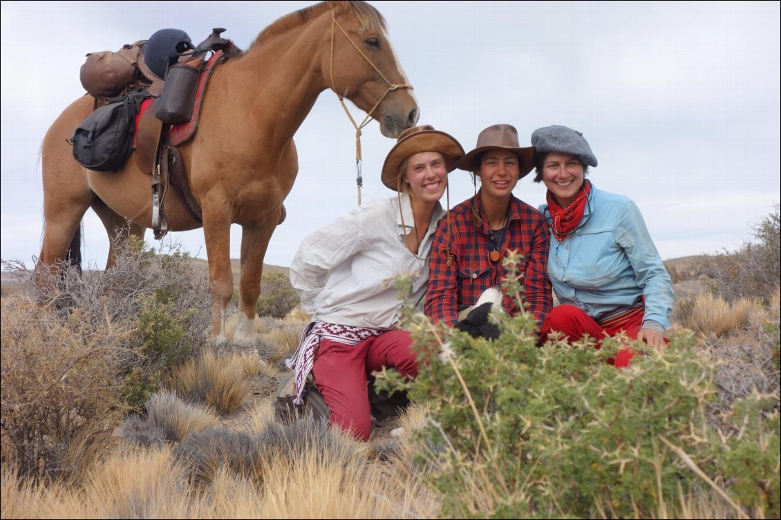 Charlotte Simsar, Charlotte Vandeputte et Capucine Lelievre pendant leur voyage à cheval de 6 mois en Patagonie argentine