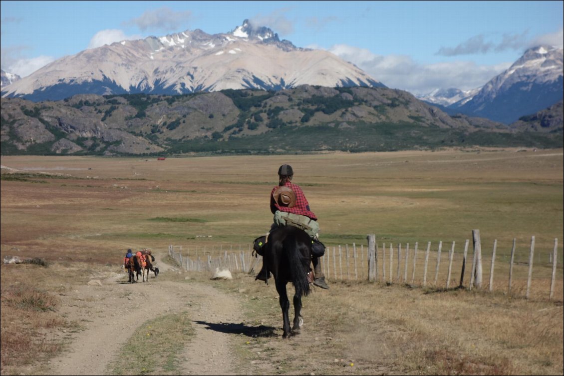 Charlotte Simsar, Charlotte Vandeputte et Capucine Lelievre pendant leur voyage à cheval de 6 mois en Patagonie argentine