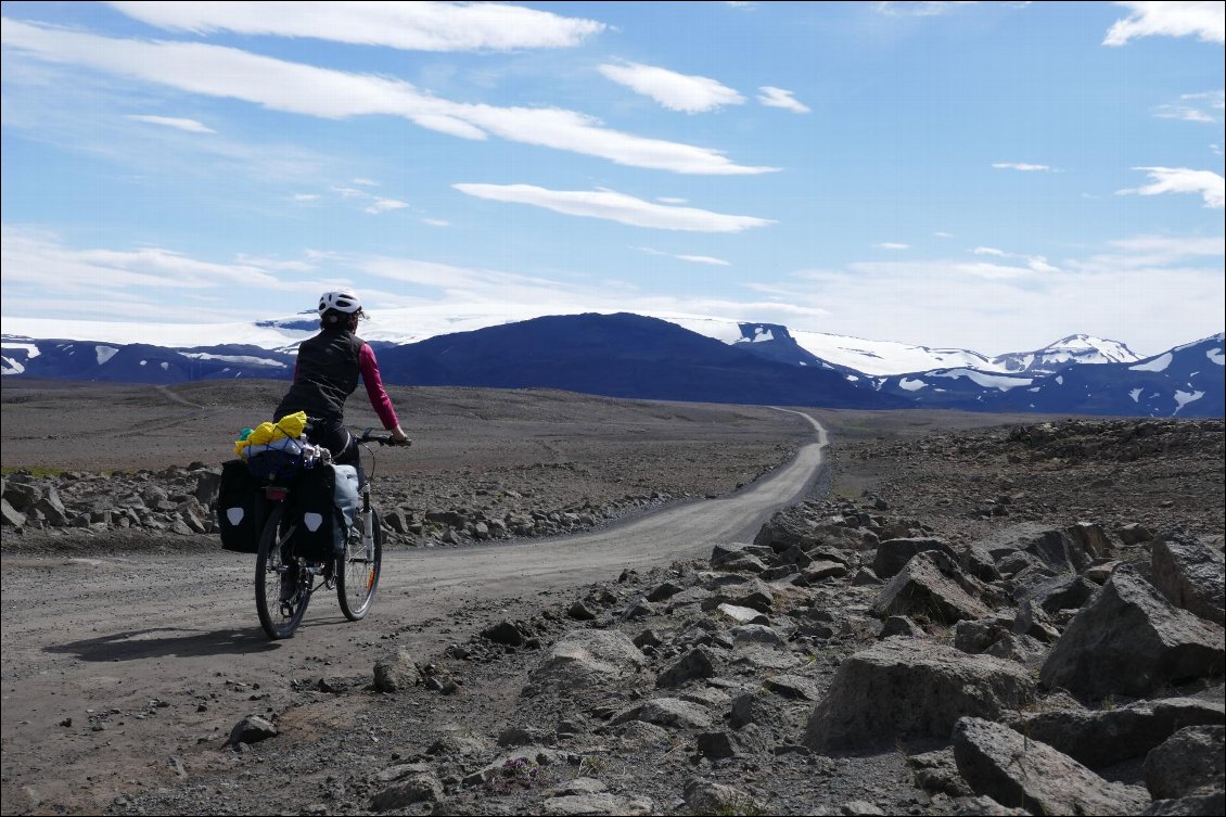 Alexa Peters lors d'un voyage à vélo en solo en Islande