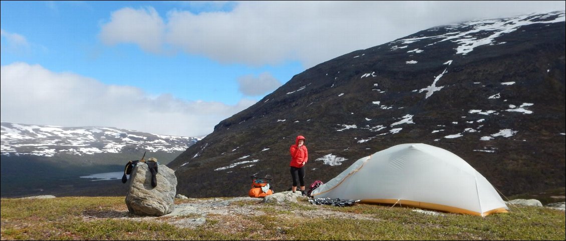 Lac d'Abisko au loin en fond de vallée