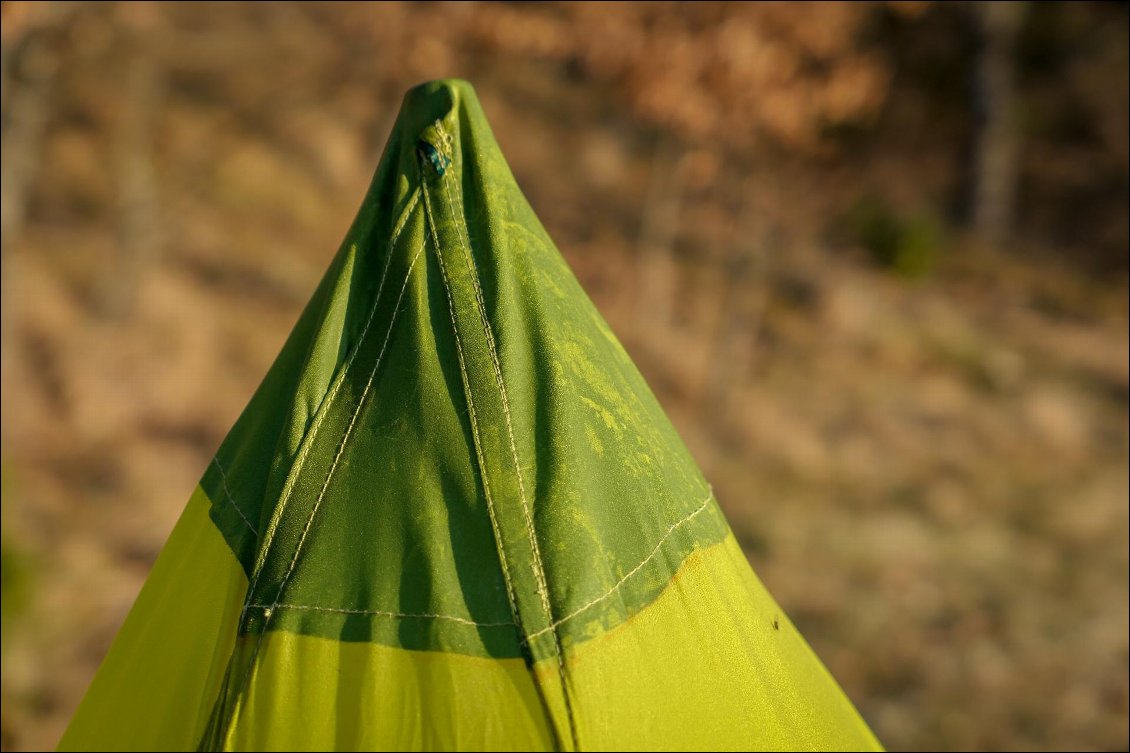 Au sommet du tipi, le renfort pour accueillir le bout du mât est solidement conçu.