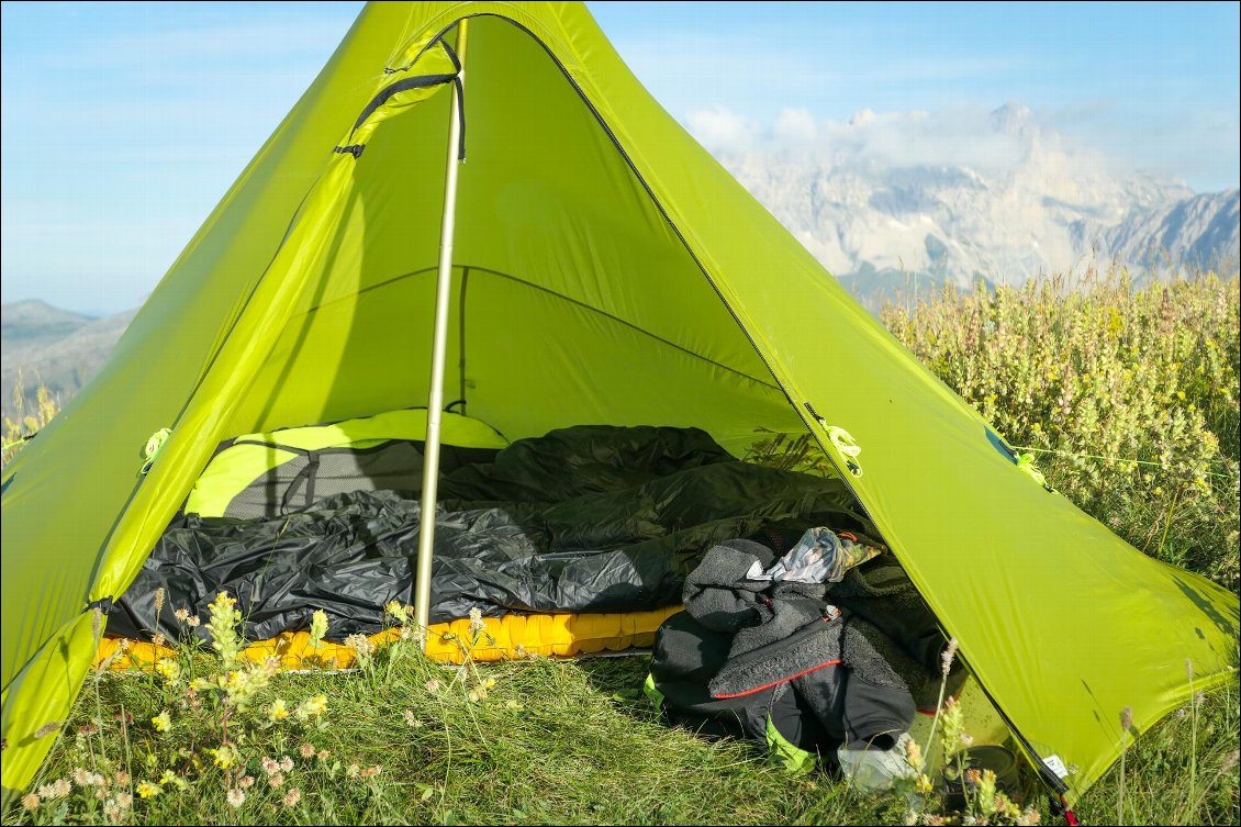 En tarp, on peut même caler un gros sac de parapente entre la toile et celui (ou celle) qui dort au fond.