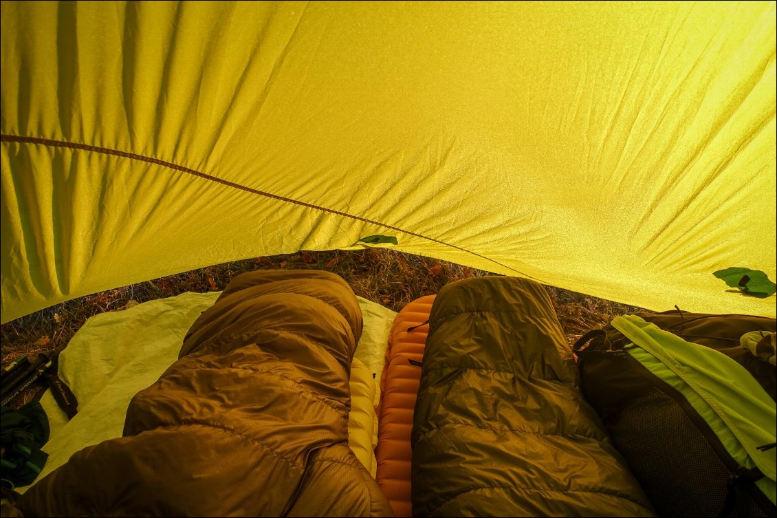 Espace au niveau des pieds en mode tarp.