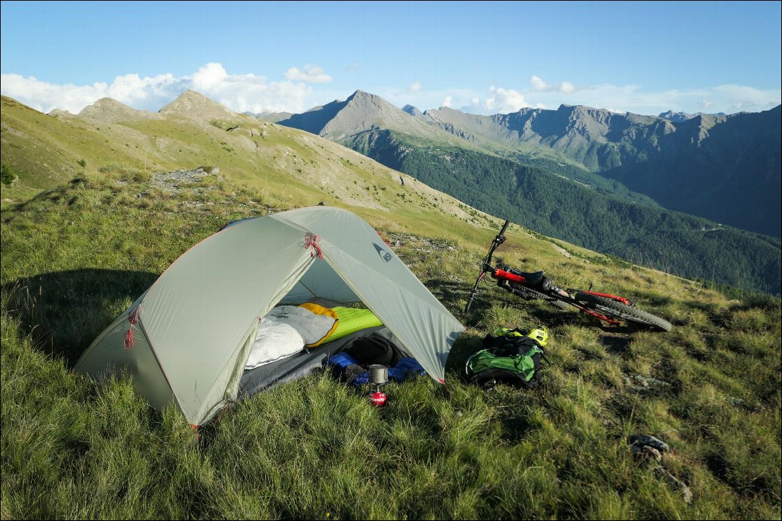 Vu d'un peu plus haut, on remarque que l'abside ne peut être roulée que sur un pan, pas l'autre. Dommage, car pour quelques grammes dérisoires, ça permettrait d'ouvrir en grand, le matin par exemple.