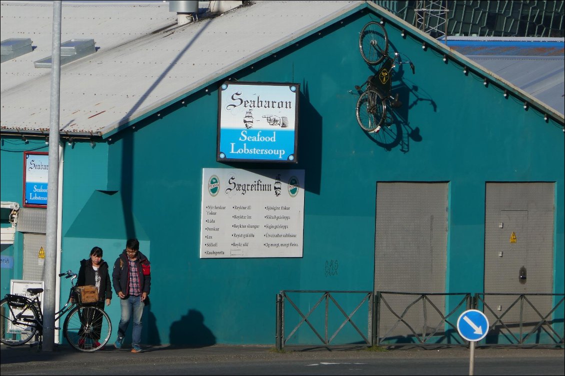 Petite pause au seafood, un délice. Choix du poisson du jour en brochette, ou soupe ou autre. Une bonne adresse.