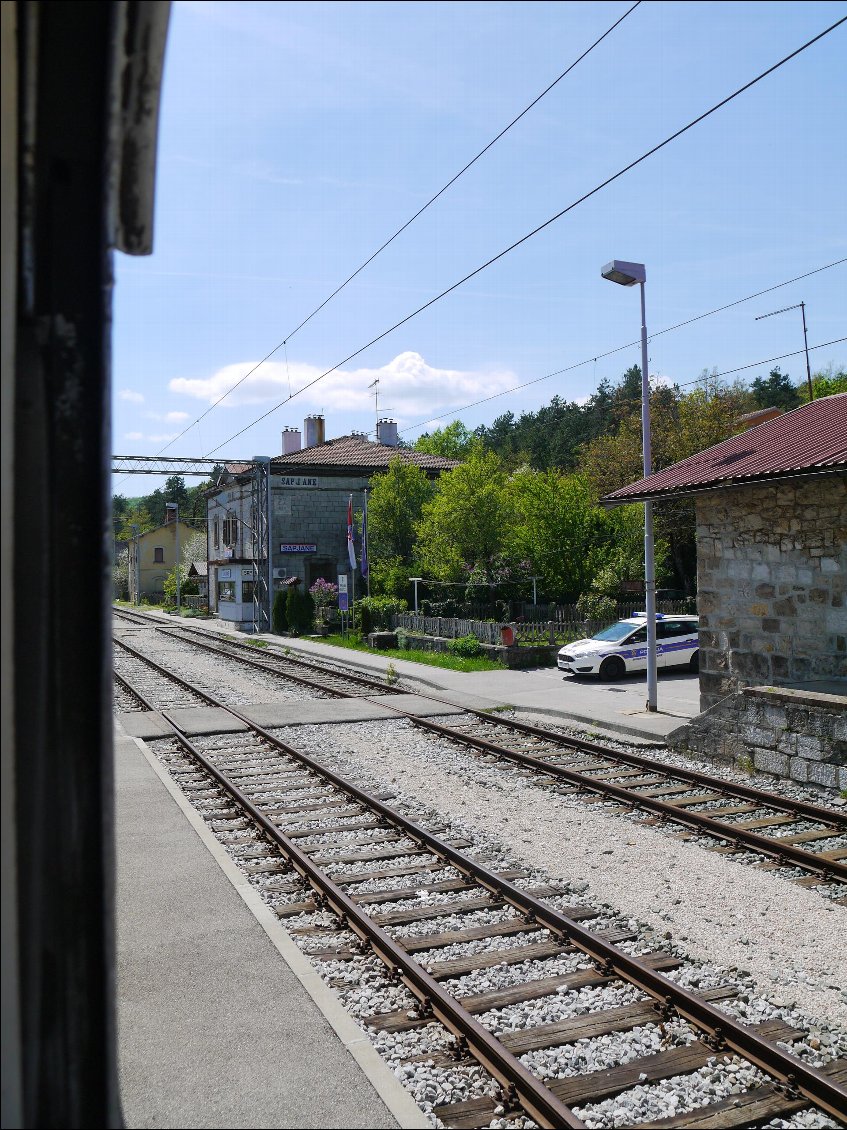 Entre croatie et Slovénie, un arrêt du train pour le changement de locomotive et le contrôle d'identité.