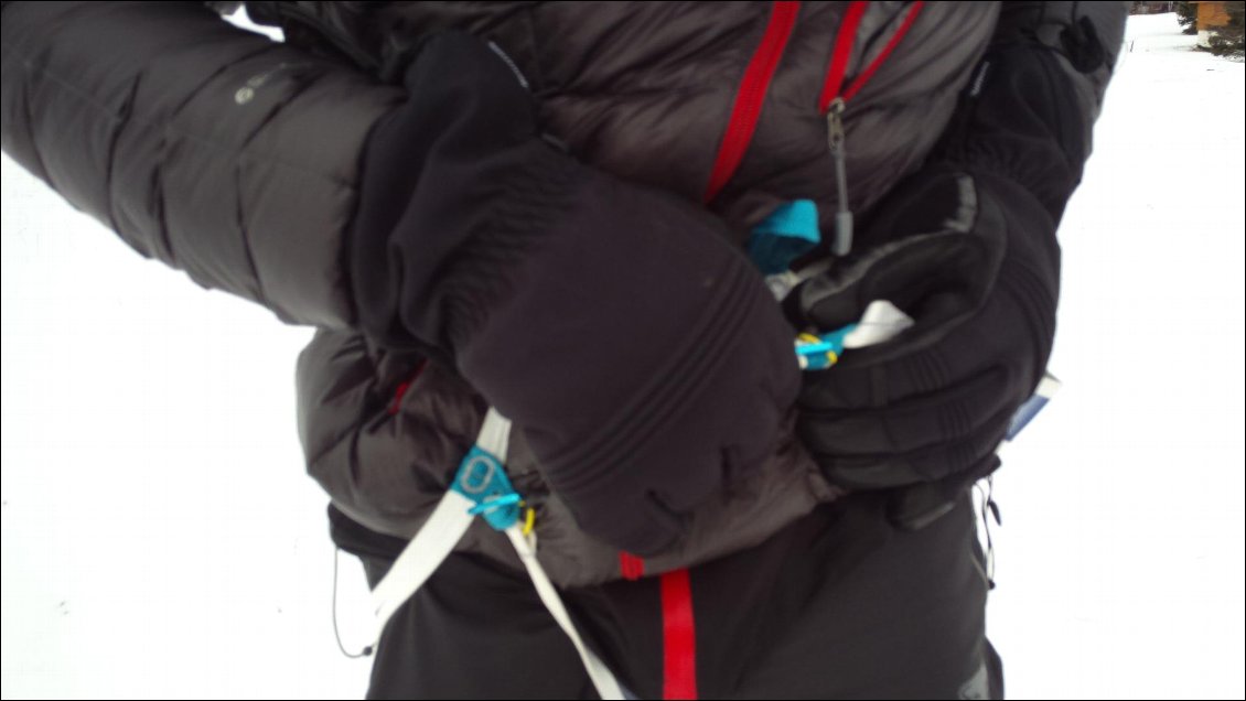Test par temps froid skis aux pieds, avec des gants : ça fonctionne.