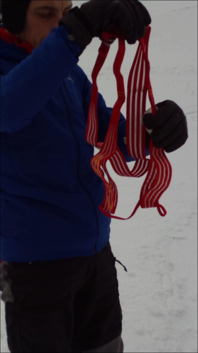 On met le baudrier ski au pied avec gants