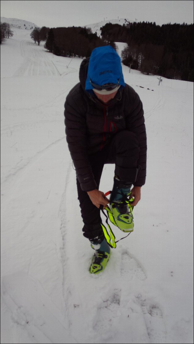 Test d'enfilage du baudrier avec les chaussures de ski, ça fonctionne !