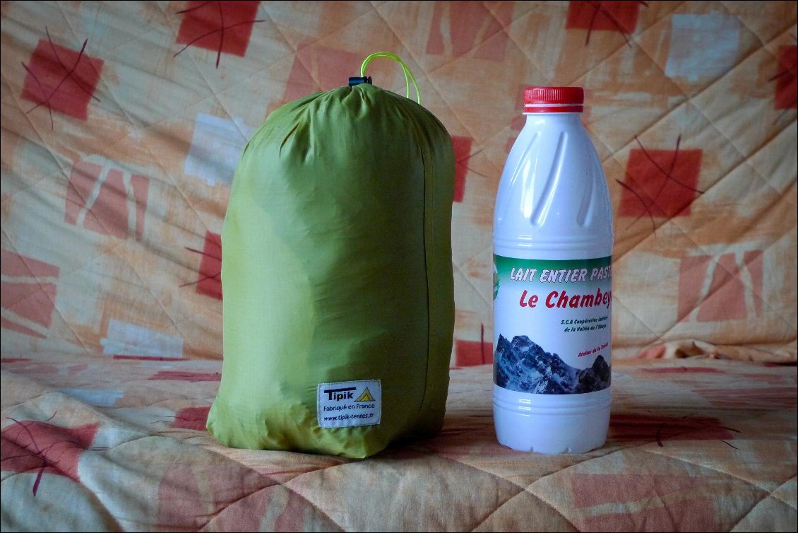 Comparé à une bouteille d'1L de lait : c'est compact !
Au premier rangement, le sac peut sembler petit pour tout rentrer, mais il n'en est rien : même en y allant comme un bourrin, tout rentre facilement (le tissu glissant aide !).