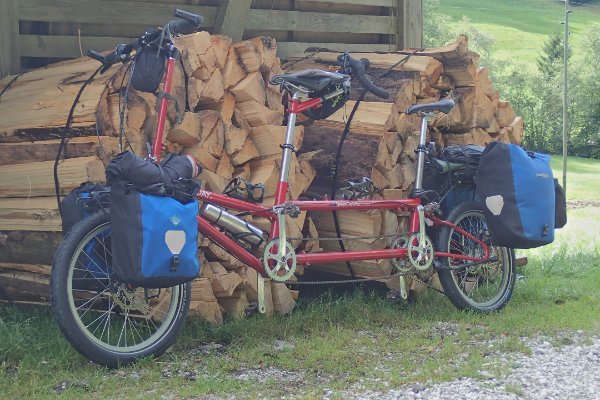 Tandem Bike friday, fabrication artisanale sur-mesure, USA. Plaint et démontable. Il a quelque peu été amélioré depuis la photo. Prochaine amélioration : virer le DualDrive (au rendement catastrophique) pour partir sur un montage 2x11 mais avec un seul dérailleur.
Pour info, c'est l'ancien vélo d'un membre du Forum ;-).