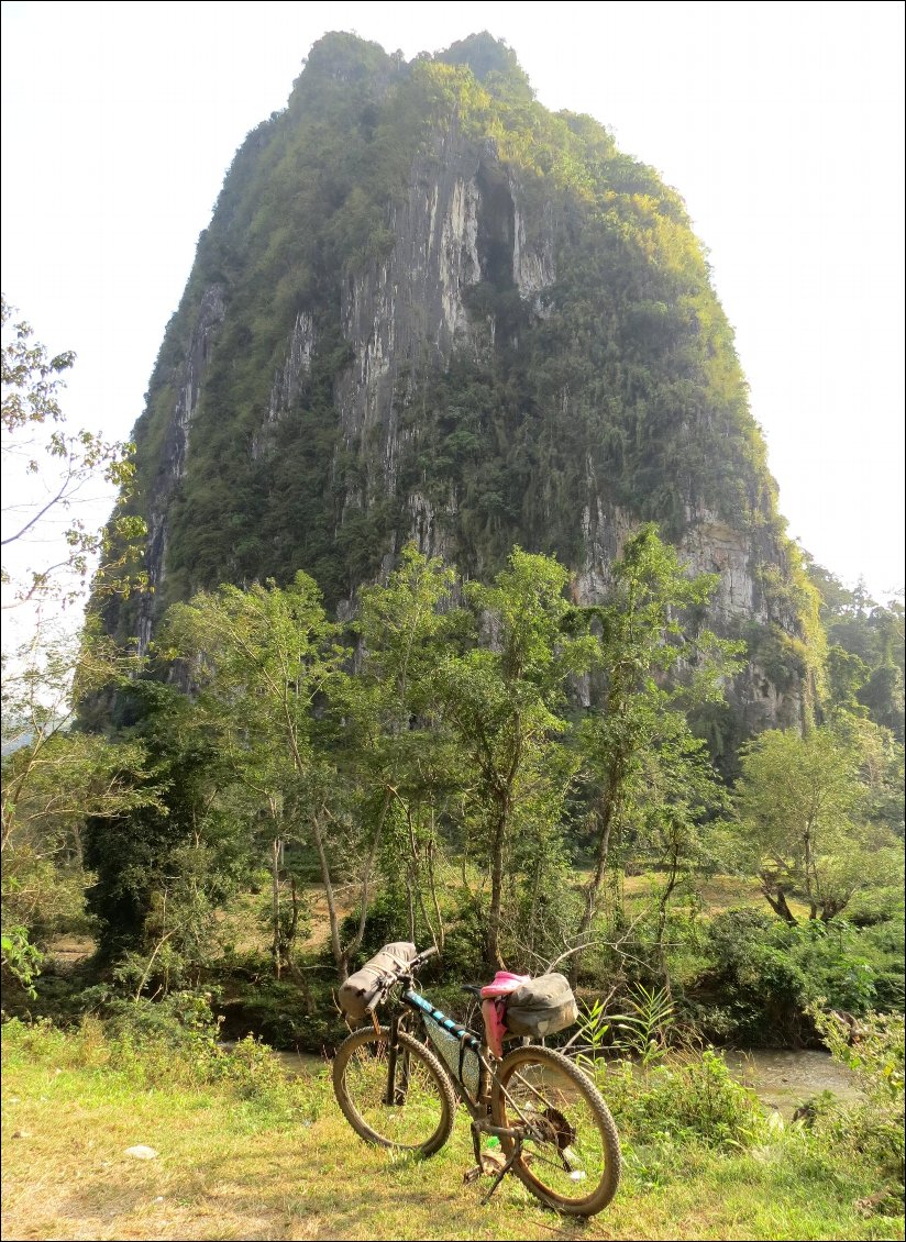 MUANG KHIAW vers ma piste...le detour du petitcaillou...tourner autour...