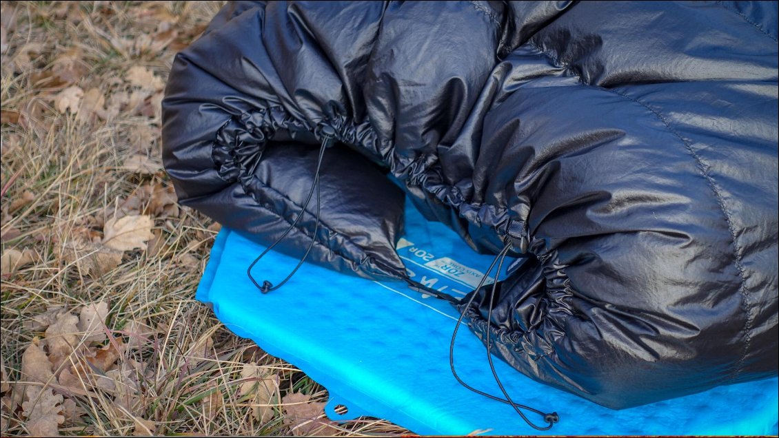 Le serrage au niveau de la tête : un clip plastique visible sur la photo + 2 tankas. Ça marche bien, mais ça fait aussi plus de fils qui pendent, pour s'emmêler les pinceaux :-) Un seul tanka pourrait suffire ?