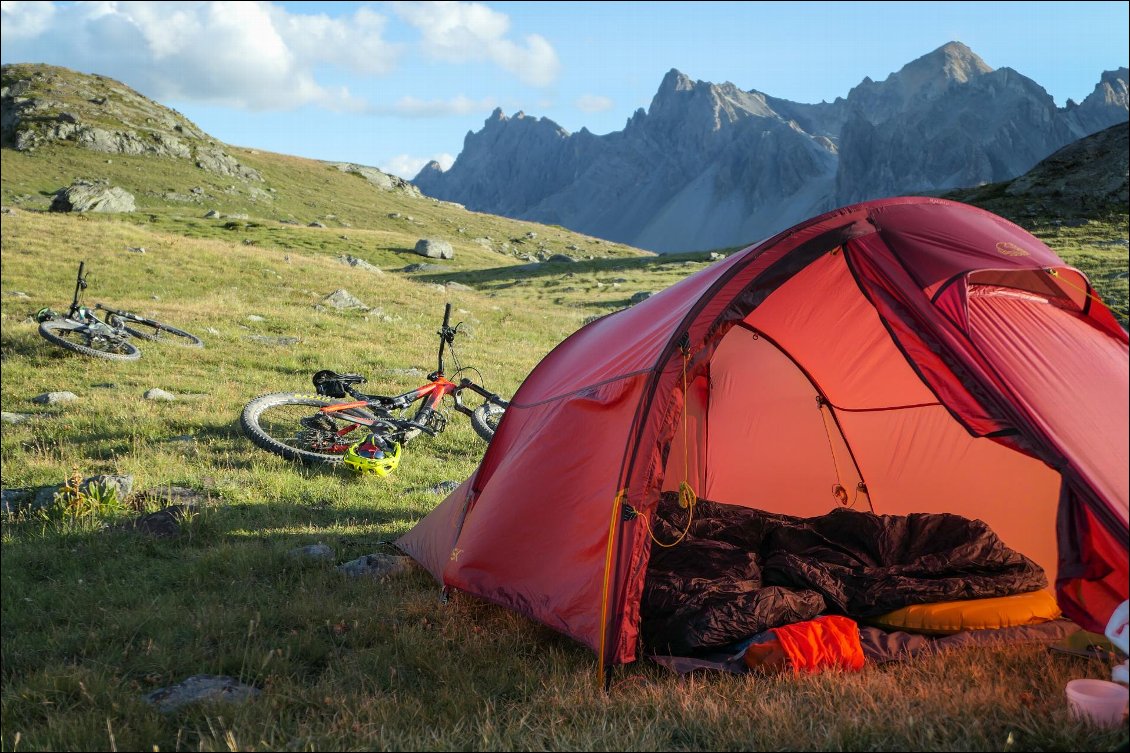 Bivouac dans les Cerces. Avec le synthétique, les sacs de couchage, à peine sortis, retrouvent leur "gonflant".