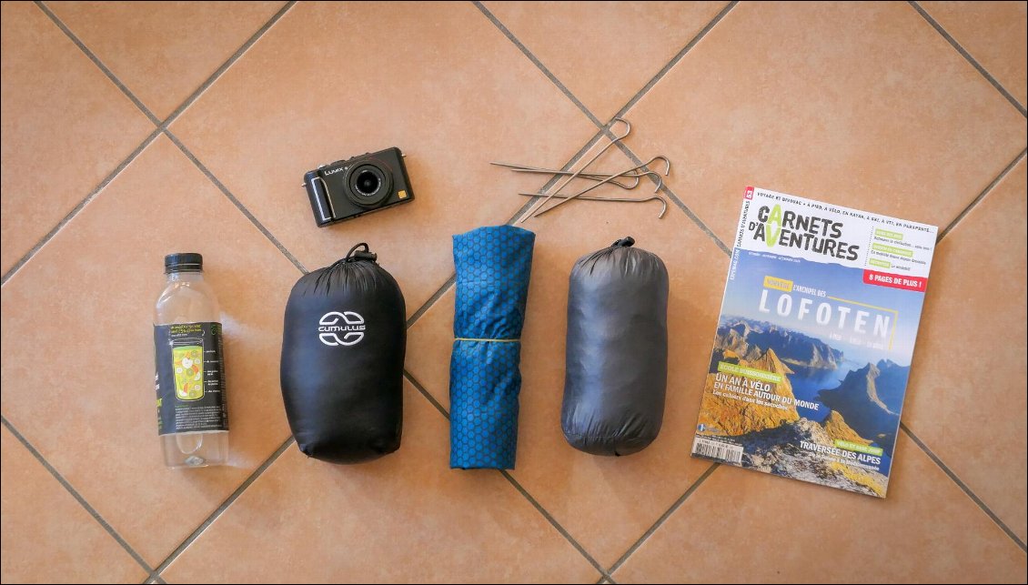 Le fond de sac idéal pour l'été ? Bouteille de 750mL, quilt, matelas, tarp, et de la lecture :-)