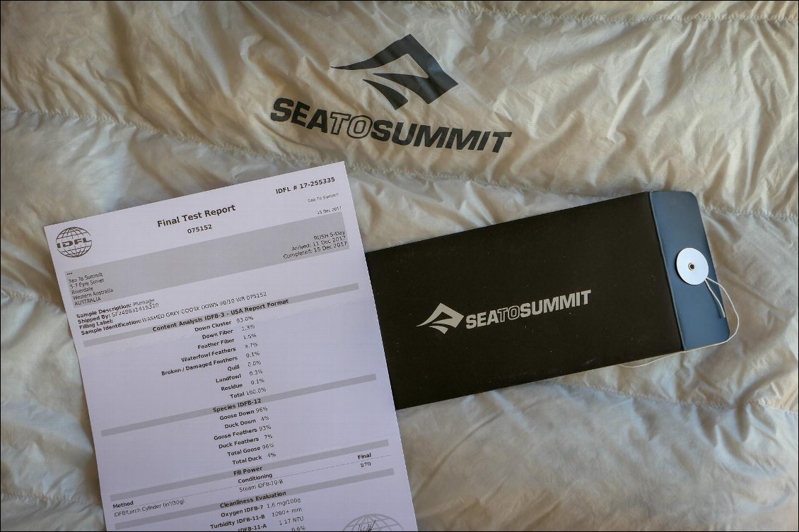 Sea To Summit glisse, dans un emballage très soigné, le rapport de certification officiel du duvet par l'IDFL.