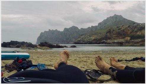 On patiente sagement pendant que la colle sèche - Cala Sant Vicenç