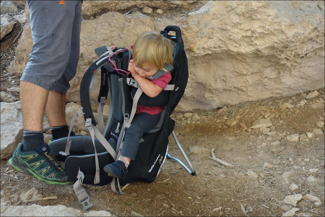 Porte-bébé posé au sol avec l'enfant dedans : ce modèle est assez stable