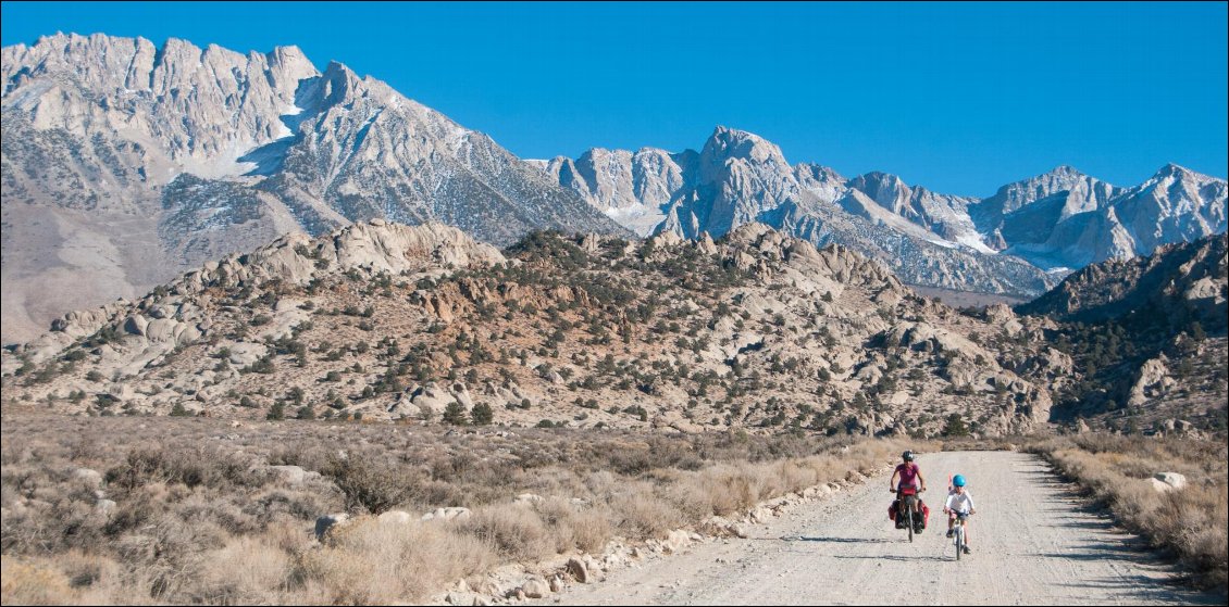 Rêve nomade, 18 mois en famille à vélo et escalade dans l'ouest américain.
De retour de 2 jours de grimpe, direction Bishop (USA).
Rouler et grimper autour du monde, que demander de plus ?
Photo : François-Xavier et Cécile Delemotte