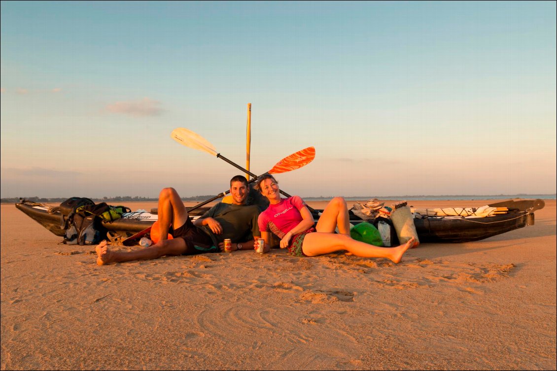 John et Florane, Globe Campeurs, itinérants en kayak pendant 8 mois dans le Pacifique et l'Asie du Sud-Est
Photo : John Ferré
Bivouac au bord du Mékong