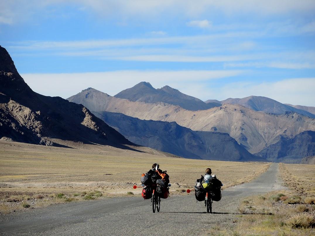 Heureux vagabondage en couple, à vélo couché du pas de sa porte en France jusqu’au Cambdoge en Asie du Sud-Est, via l'Europe, l'Asie Centrale, la Parmir Highway et l'Himalaya
Photo : Julien Bodennec et Sophie Marion