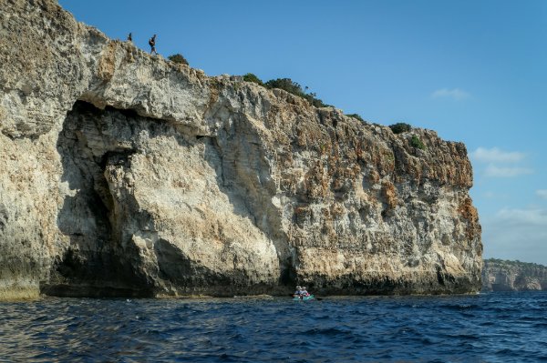 Le Cami de Cavalls longe véritablement la côte, comme nous en kayak :)