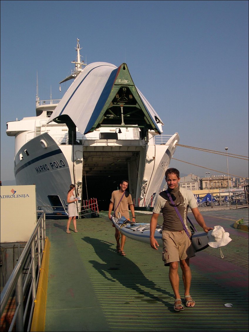 Kayak transporté en ferry !
Photo : Carnets d'Aventures