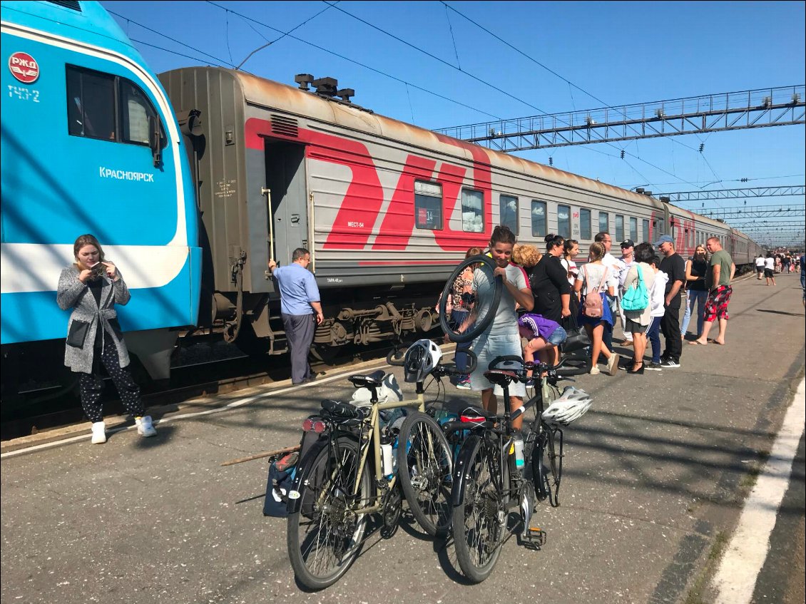 Vélos dans le Transsibérien.
Photo : Muriel Kritter et Julie Rotschi
Des papillons dans le guidon