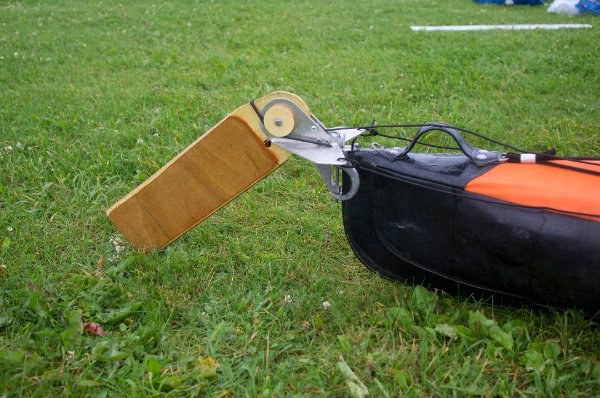 Le support en alu est d'origine. De chaque côté, j'ai ajouté des flasques (coupées à la scie cloche, puis fixées à une perceuse pour creuser la gouttière avec une queue de rat) autour desquelles s'enroule l'élastique de descente. A l'intérieur, se trouve une troisième flasque, autour de laquelle s'enroule la ficelle de remontée.
