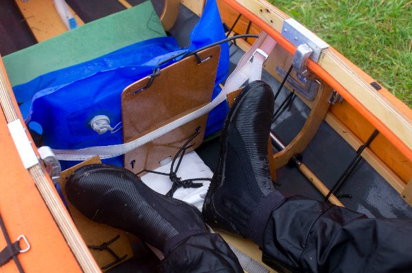 Le palonnier étant fixe, c'est sur la position du siège qu'il faut jouer pour ajuster le bateau à la taille du pagailleur. Le dossier du siège avant doit être suffisamment avancé pour ne pas gêner les pieds.