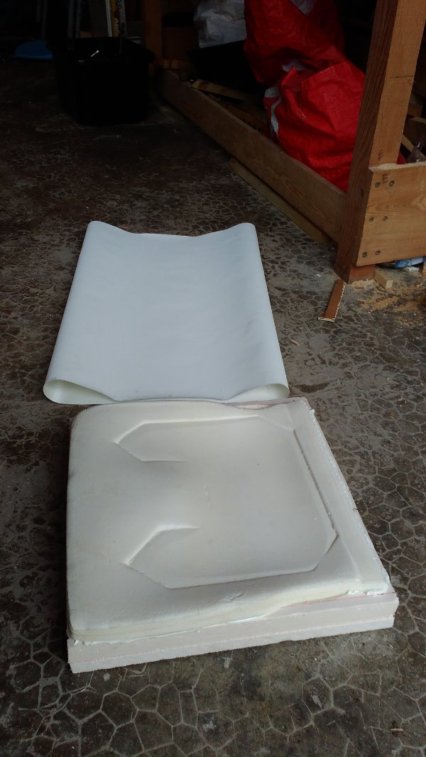 Les trois couches assemblées sont glissées dans un fourreau en toile pvc préalablement fabriqué.