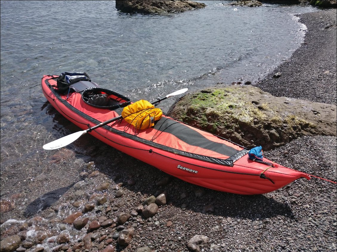 Prêt pour la mise à l'eau. A la pointe avant, une drisse flottante de 15m pour l'amarrage ou autres utilisation de sécurité. Dans le sac jaune: crème solaire, coupe vent, jumelles. Un panneau solaire à l'arrière (rangé en sac étanche quand la mer est agitée). Dans le gros sac à l'arrière: pompe, masque, tuba, canne à pêche et kit de réparation du kayak.