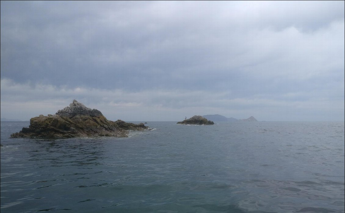 Vue au loin sur l'isla Santa Cruz ...à découvrir peut être par les prochains aventuriers kayakistes.