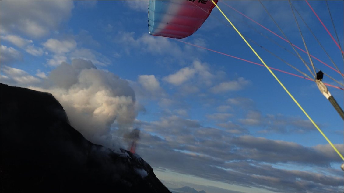 Couverture de Vol au-dessus d un volcan en éruption