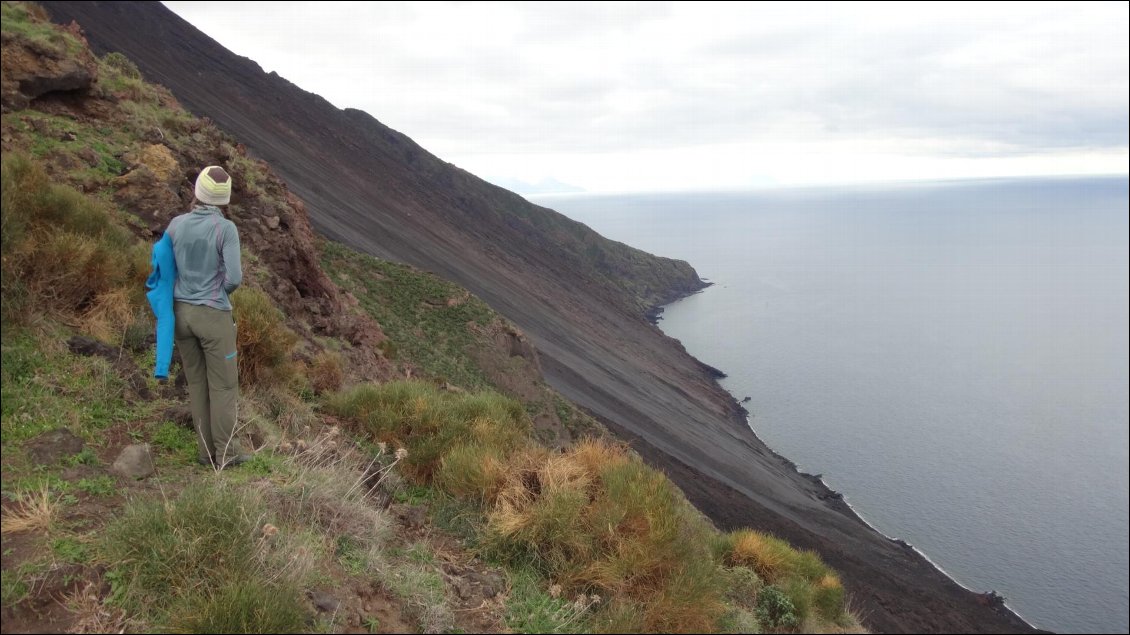 Finalement on retourne vers le 400 après le vol pour voir, de jour cette fois-ci, les pierres rouler jusqu'à la mer (ces pentes s'appellent la Sciara del Fuoco)